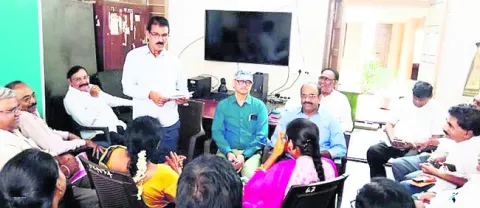 మూలనపడ్డ 108.. ప్రైవేటు వాహనంలో తరలింపు 