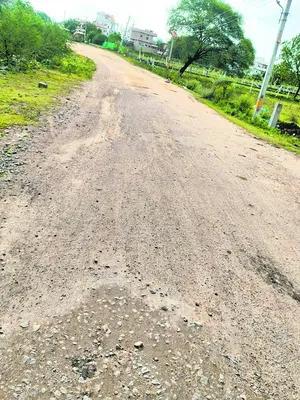 ● ఏడేళ్లయినా రోడ్లే లేవు.. లైట్లే వెలగవు 

