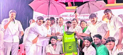 జోరువానలో డీఎంకే బహిరంగ సభ 