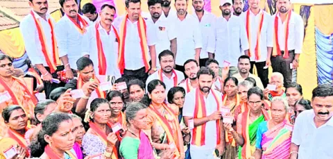 టీవీకే తీర్థం పుచ్చుకున్న మహిళలు 