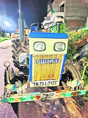 నంది నదిలో  ఇసుక ట్రాక్టర్‌ సీజ్‌ 
