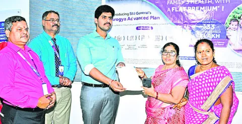మహిళలకు రుణాల పంపిణీ 
