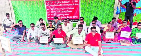 కొనసాగుతున్న మున్సిపల్‌ ఇంజినీరింగ్‌ కార్మికుల నిరసన 