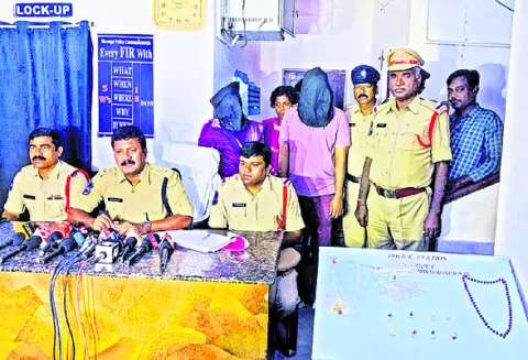 మెడకు బెల్ట్‌ బిగించి.. కాళ్లను చున్నీతో కట్టేసి..