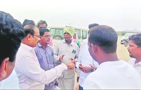 భూములు కోల్పోయిన రైతులకు పరిహారం ఇవ్వండి.. 