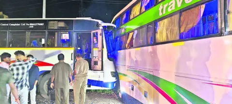 ఆర్టీసీ బస్సును ఢీకొన్న ప్రైవేట్‌ ట్రావెల్స్‌ 