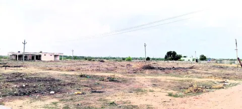 ప్రభుత్వ స్థలంపై కన్నేశారు !