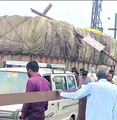 రైల్వేగేజ్‌ రాడ్‌ను ఢీకొట్టిన లారీ
