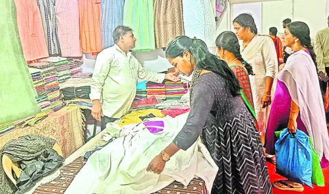 కళాసిల్క్‌ చేనేత హస్తకళకు ఆదరణ