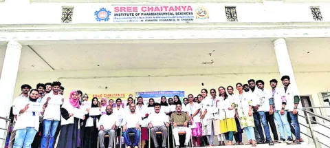 శ్రీచైతన్య ఫార్మసీ విద్యార్థులకు జాతీయ ర్యాంకులు