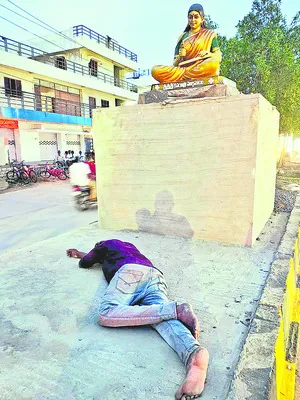 మత్తులో  మందుబాబు 