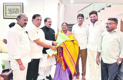 మంత్రి సీతక్కకు సన్మానం
