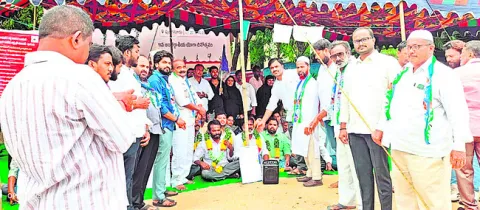 కార్మికుల సమస్యలు పరిష్కరించండి 
