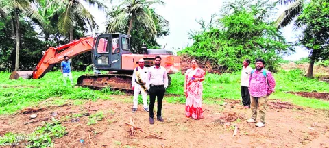 రెండు పొక్లెయిన్లు సీజ్‌ 