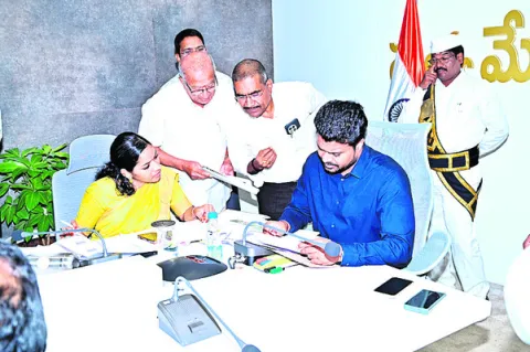 నిర్మాణ పనులు వేగవంతం చేయాలి 