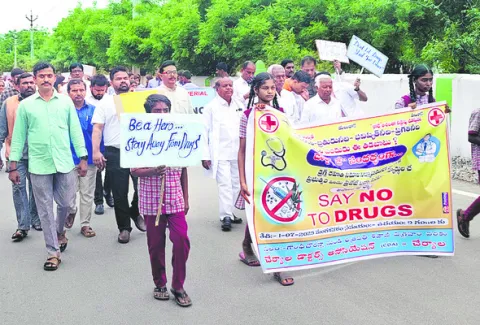 వైద్యులు ప్రజల ప్రాణాలు రక్షించే దేవుళ్లు 
