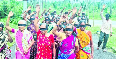 కళ్లకు గంతలతో నిరసన