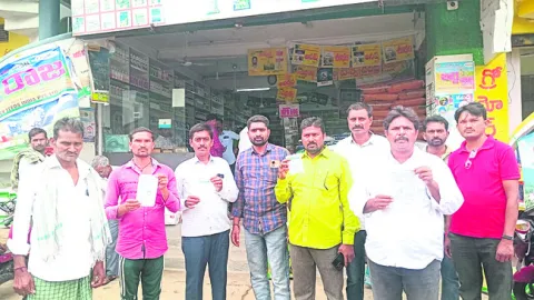 నకిలీ విత్తనాలు అంటగట్టారని రైతుల ఆందోళన