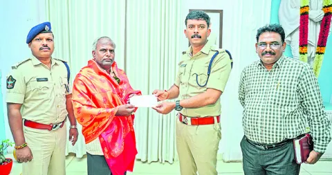 హోంగార్డు కుటుంబానికి ఆర్థిక సాయం