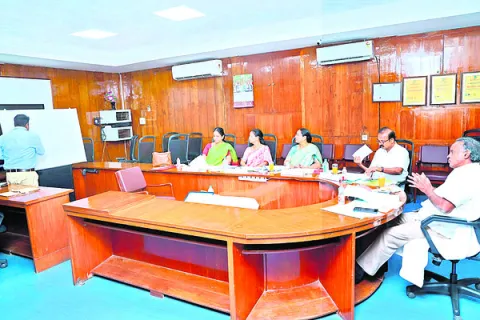 అకడమిక్‌ కన్సల్టెంట్ల పనితీరుపై సమీక్ష 