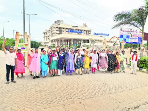 రీ కౌన్సెలింగ్‌ కోసం ఉద్యోగుల ధర్నా 