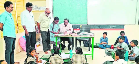 ఉపాధ్యాయులకు షోకాజ్‌ నోటీసులు 