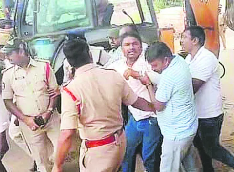దుకాణాల కూల్చివేతపై ఉద్రిక్తత 