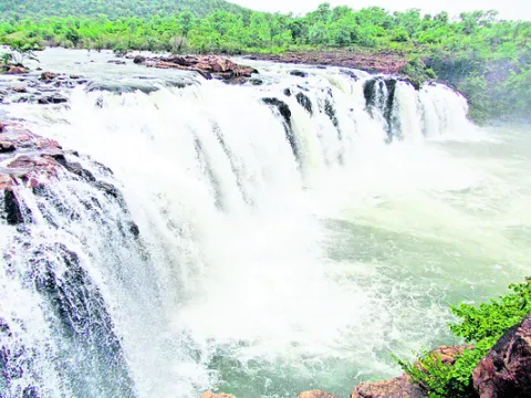 ఆ.. జలపాతాల సందర్శన నిషేధం