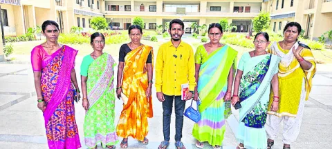 పెండింగ్‌ వేతనాలు చెల్లించాలి