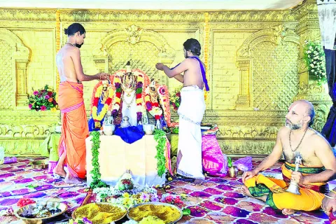రామయ్యకు సువర్ణ తులసీ అర్చన
