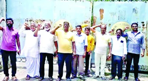 బకాయి వేతనాలు చెల్లించాలి 