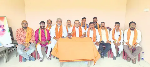 సాగులో ఉన్న రైతులకు పట్టాలివ్వాలి