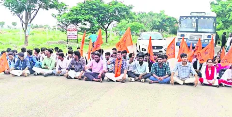 బస్సులు ఆపడంలేదని రోడ్డెక్కిన విద్యార్థులు 