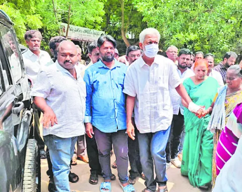 గన్నవరం పీఎస్‌కు వచ్చిన మాజీ ఎమ్మెల్యే వంశీమోహన్‌ 