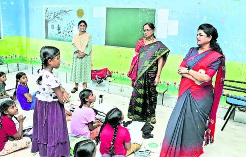 విద్యార్థినులను జాగ్రత్తగా చూసుకోవాలి