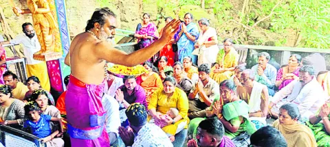 హేమాచలక్షేత్రంలో భక్తుల సందడి