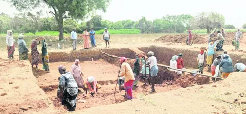 ఉపాధి కూలీలకు బీమా 