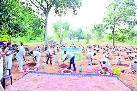 ● పోలీసుల ‘మొక్క’వోని దీక్ష... 