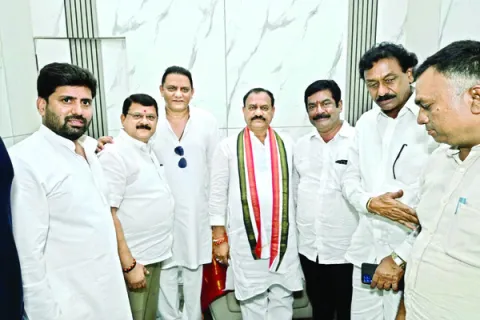 రోడ్ల మరమ్మతులు చేయించాలి
