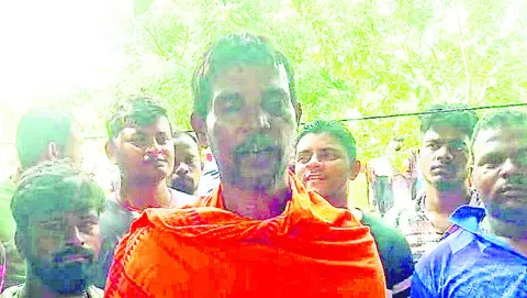 బాలికకు నిప్పంటించిన దుండగులు