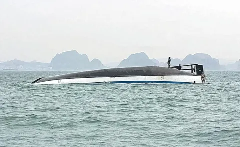 Tourist boat shink in Vietnam, 34 Tourists kiled