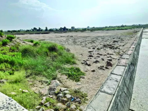 వెలవెలబోతున్న వాగులు 