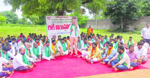 ప్రభుత్వం రైతులను గోసపెడుతోంది