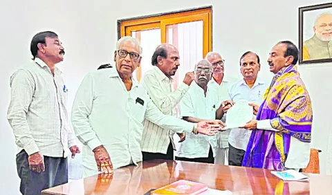 పెన్షనర్ల సమస్యలను కేంద్రానికి వివరించండి 