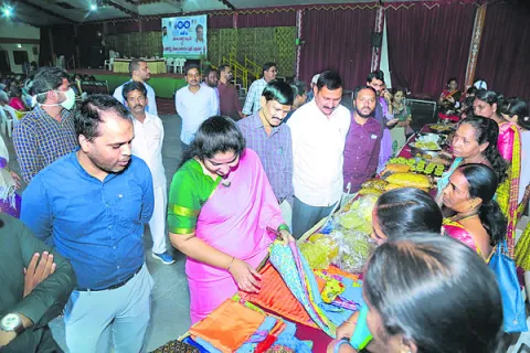 మహిళలకు స్వయం ఉపాధి కల్పిస్తాం 