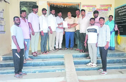 రోడ్డు కబ్జాపై తహసీల్దార్‌కు ఫిర్యాదు 