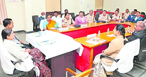 పెండింగ్‌ కేసులు పరిష్కరించండి