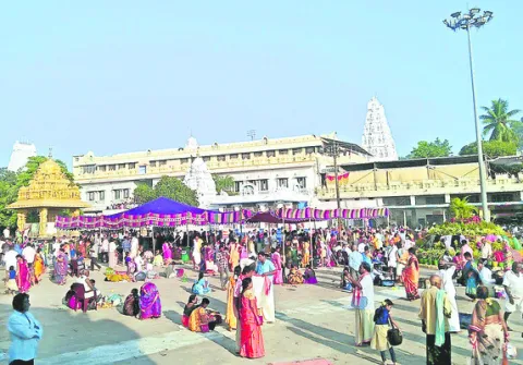 ఆ కాంట్రాక్టర్‌పై పీఎఫ్‌ అధికారులే కేసు పెట్టాలి