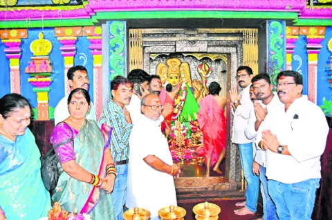 భద్రకాళికి ఆలయంలో పూజలు