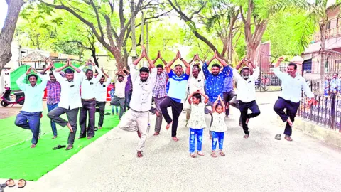● ఒంటికాలిపై నిరసన 